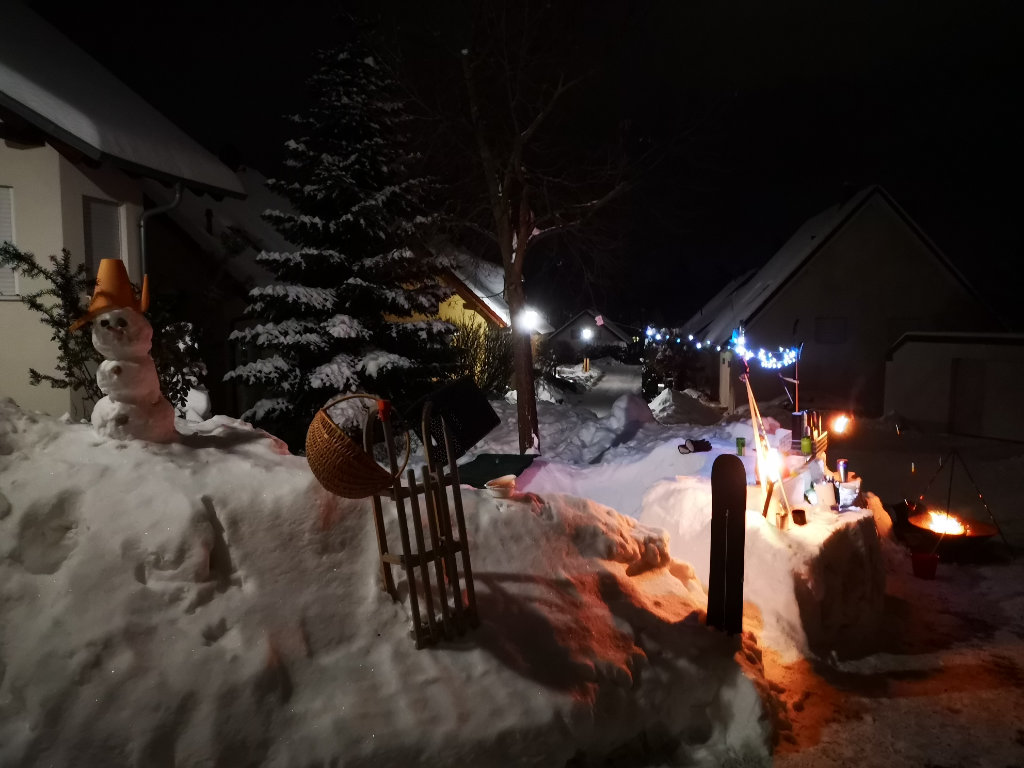 Beleuchtete Schneebar in abendlicher Stimmung