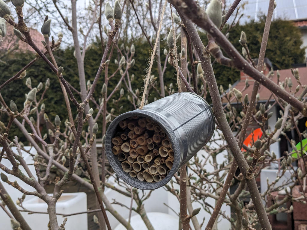 Wildbienenhotel aus einer Blechdose