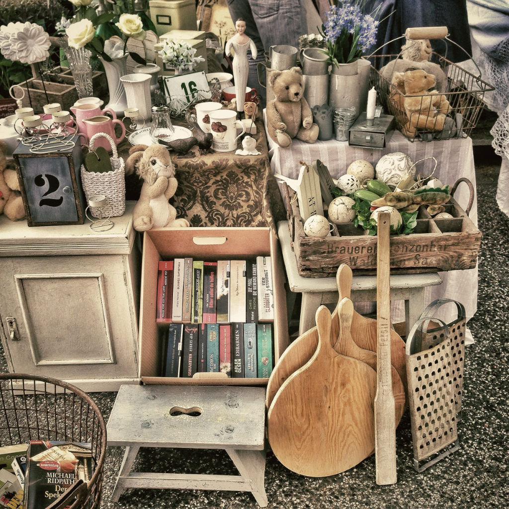 Verkaufsstand auf dem Flohmarkt mit Bücher, Kuscheltieren und vielem mehr