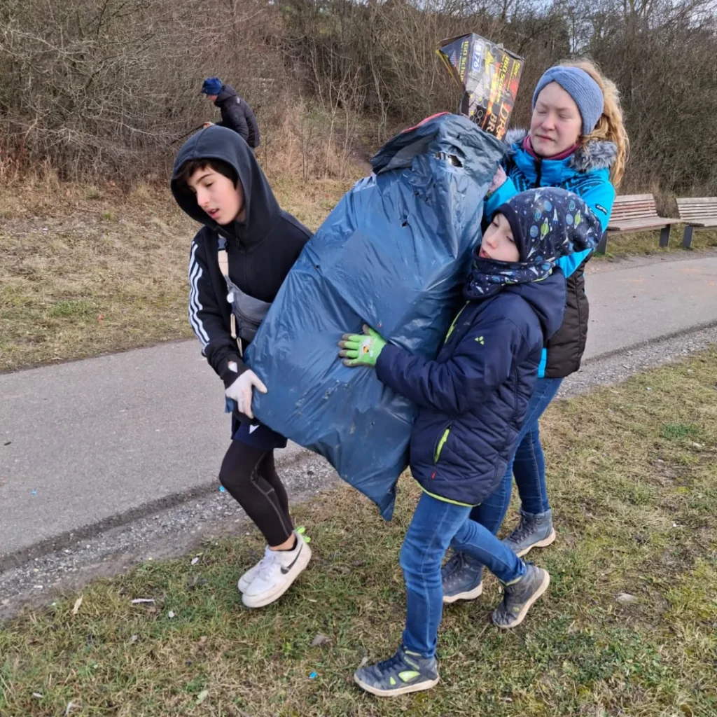 Fleißige Helfer räumen auf, was andere achtlos liegen liesen.