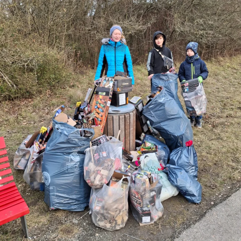 Fleißige Helfer räumen auf, was andere achtlos liegen liesen.